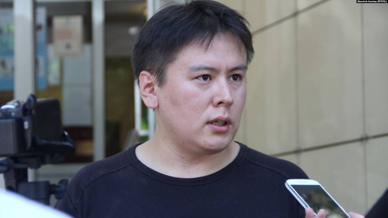 "Мұның бәрі саяси репрессия". Жанболат Мамай қақаған аязда 10 сағатқа жуық ұстағанын айтты