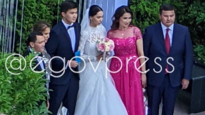 "Тұрсынбек", "бір орын 750 мың теңге". Қызылорда облысының әкімі Алматыда ұлына дүркіретіп той берді