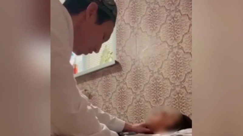 «Тамағын қысқан»: Кейқуат Оспановтың тағы бір баладан «жын шығарған» қорқынышты видеосы тарады