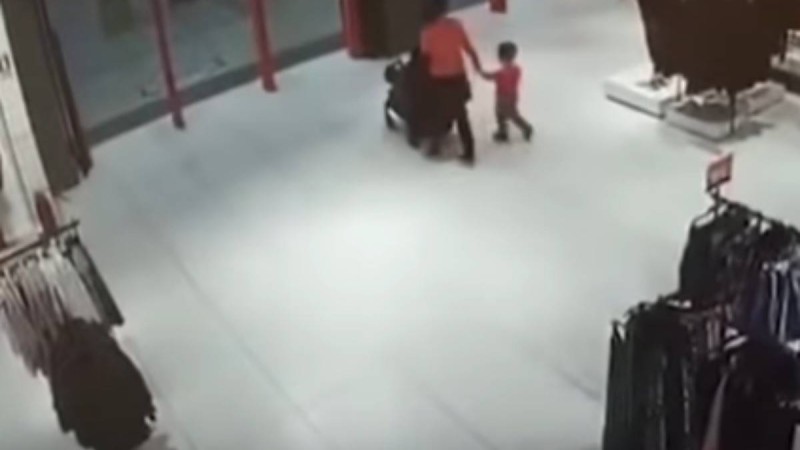 Балаларын жетектеген екі апалы-сіңлі Алматы облысындағы бутиктерден киім ұрлаған - Қазақстан жаңалықтары