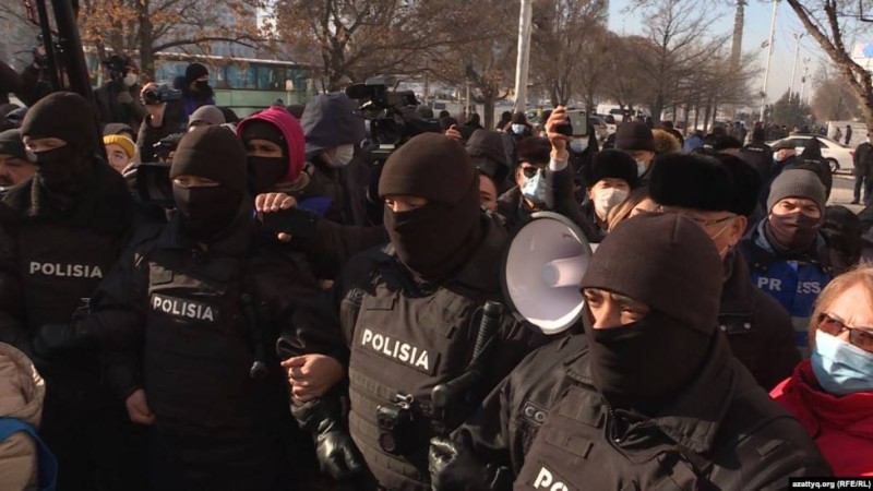 Алматыда арнайы жасақ "Демпартия" жақтастарын қоршады, орталық алаңда интернет өшті