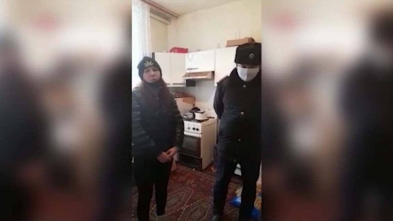 Шымкент полицейлері отағасынан айырылған отбасыға азық-түлік апарды