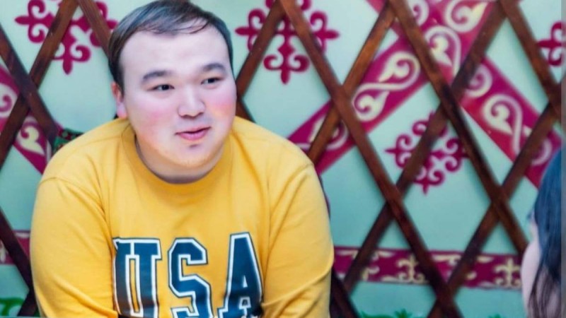 "Әкеме ренішімнің барын жасырмаймын": Актер Рамазан Амантай отбасы туралы айтып жылап қалды