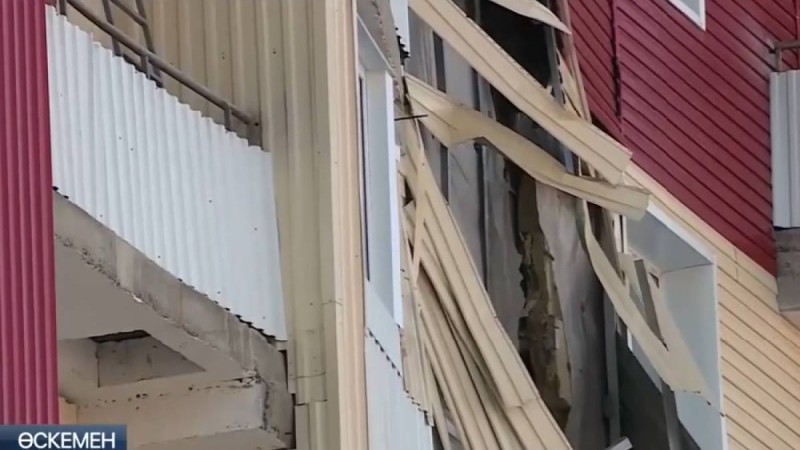 "Бір күні ұша ма деп қорқамыз". Тұрғындар Өскеменде жаңа салынған үйден көшіп кетіп жатыр