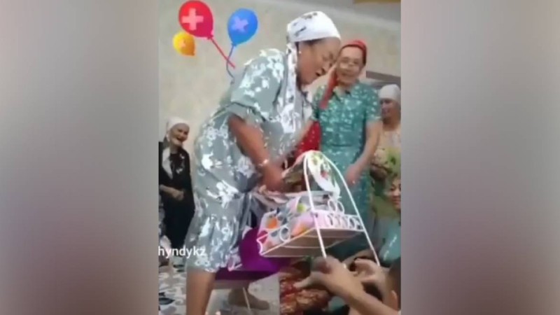 "Бұл өзі қандай дәстүр?" Бесікке мінген әже қоғамның сынына қалды (видео)