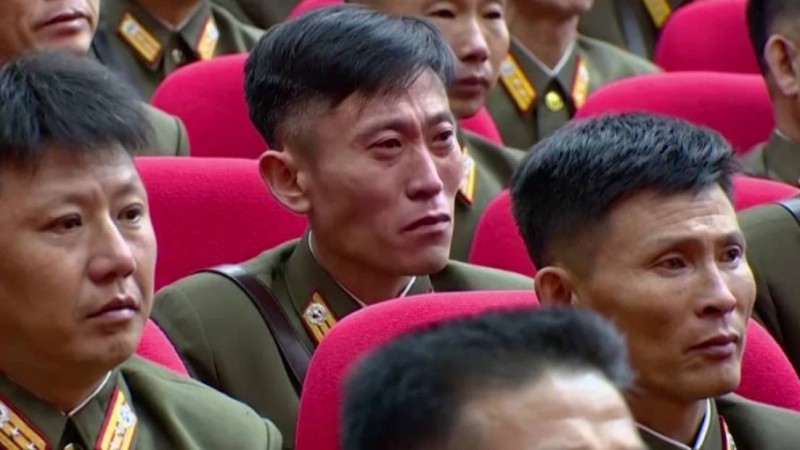 Ким Чен Ынның қызуы көтерілгенін естіген шенеуніктер егіліп жылады