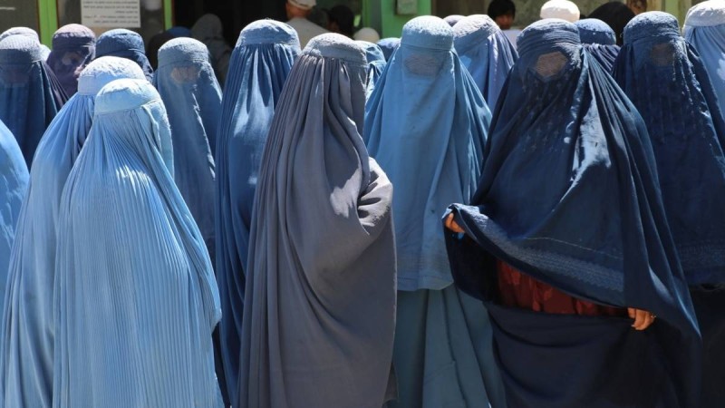 "14 жасымда тұрмысқа берді, хат танымаймын". Тәліптер режимін көрген екі қазақ әйелдің әңгімесі