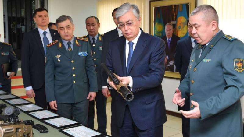 Тоқаев заманауи үлгідегі әскери техникалармен танысты  