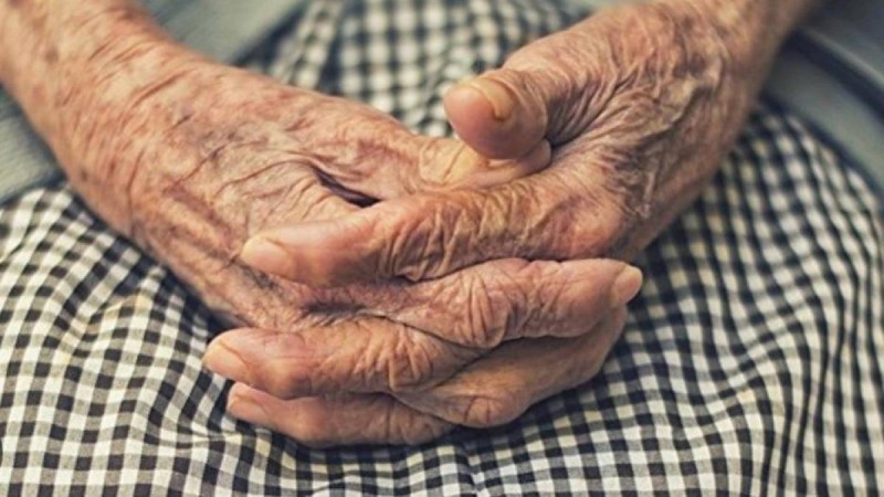 "Ол ұлының кеңірдегін пышақпен кескен": Арыста 71 жастағы қария ұлын құтқарамын деп өлтіріп алды