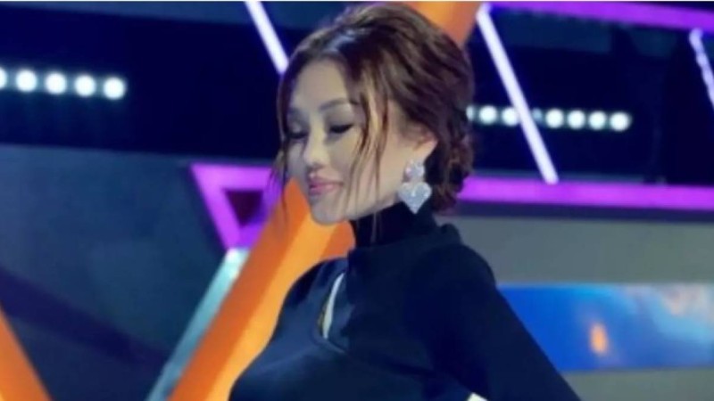 "Маған кедергі жасап жатырсыздар": Ерке Есмахан концертте жаңа әнінің сөзін ұмытып қалды