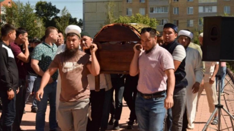 Қостанайда 5 жасар Мадинамен қоштасты: Қызды әкесінің жанына жерледі