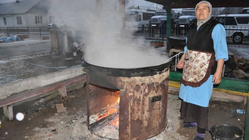 Мың бөлке нан пісіріп әкелдік: Қырғызстандық дүнгендер Қазақстанға азық-түлік пен ақша тасуда