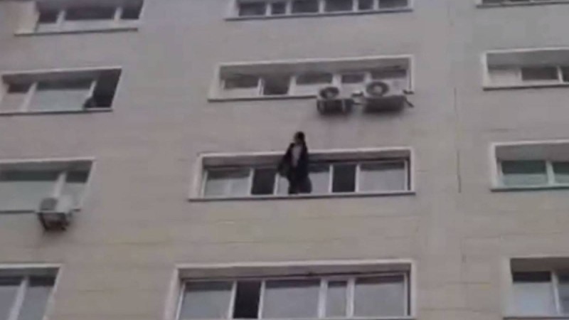 Нұр-Сұлтанда полиция қызметкерлері өз-өзіне қол салмақшы болған қызды құтқарды - Қазақстан жаңалықтары