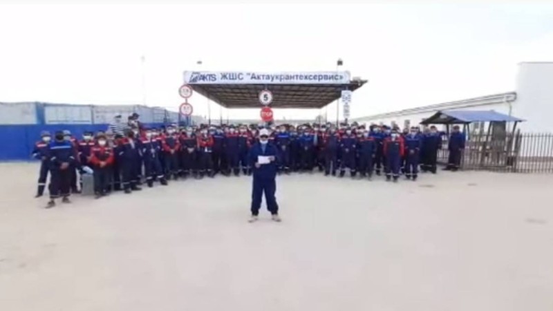 Маңғыстауда жүздеген мұнайшы жалақыларын көтеруді талап етіп бас көтерді (видео)