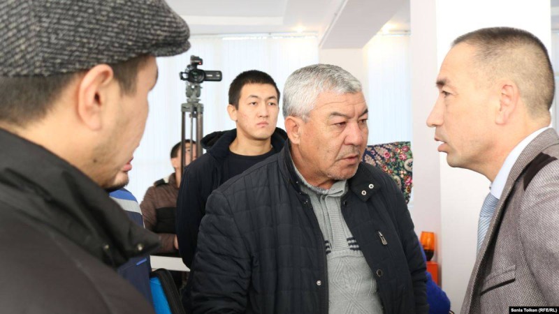 "Съез делегаттарына қысым жасалды" деген Жаңаөзен белсенділері әкімдікке барды