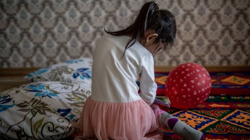 "Бес еркек жабылды". 13 жасар қыз топтық зорлаудың құрбаны болғанын айтты