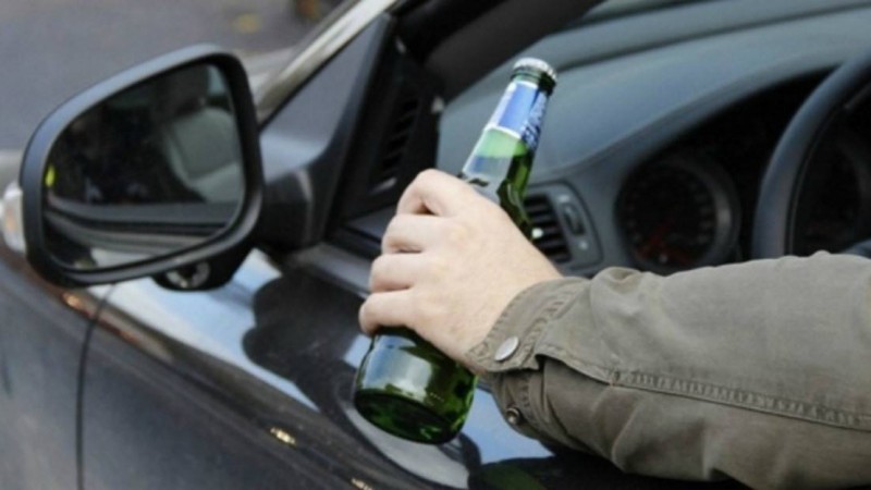 Өскеменде мас жүргізуші полицейдің жағасынан алды - Қазақстан жаңалықтары