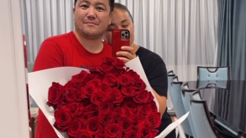 "Сүйікті Мөлдірімсің" - Тұрсынбек Қабатов жарына ән арнады (Видео)