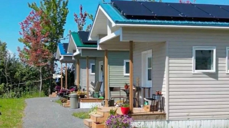 Миллионер өз ауданының тұрғындарына 99 үй салып берген