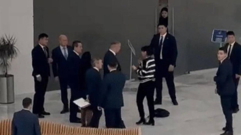 Астанада белгісіз әйел премьер-министрдің алдынан жүгіріп шығып, көмек сұрады (видео)