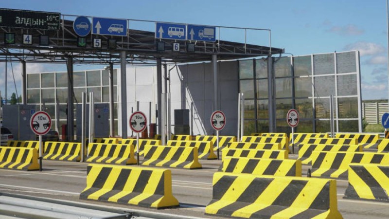 Жүйткіген көлік темірбетон қоршауға соғылды