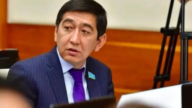 "Министрдің не әкімнің баласы әскерде жүр дегенді естімедім": Ринат Зайытов қорғаныс министріне сұрақ қойды