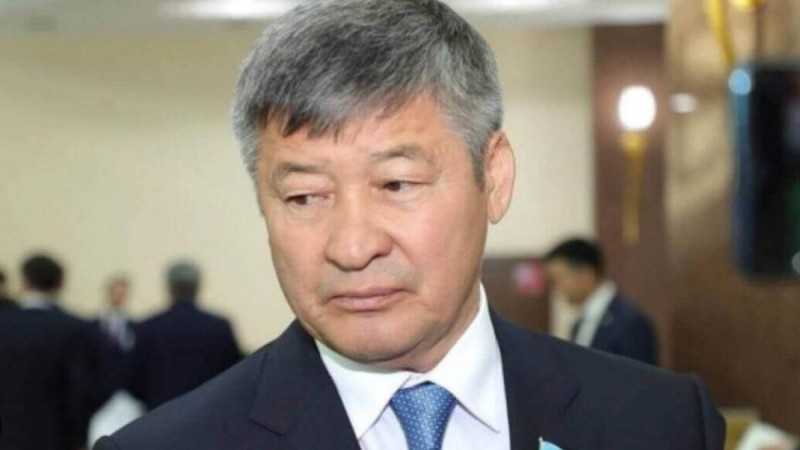 Депутат Дәулет Тұрлыханов «Маған мұндай сұрақтар қоймаңыздар» деп журналистерге жауап беруден бас тартты