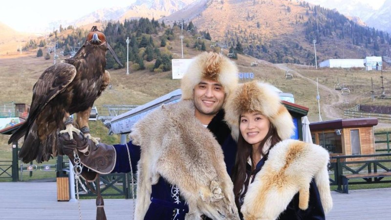 Тәуекел Мүслімге келіншегі шекесі торсықтай ұл сыйлады