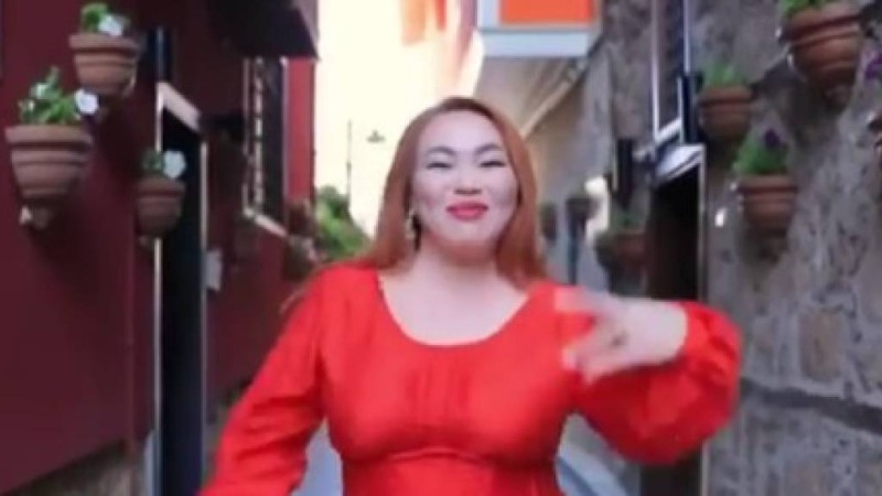 Атауы біртүрлі «Красный көйлек, черный өрнек» әні жарық көрді