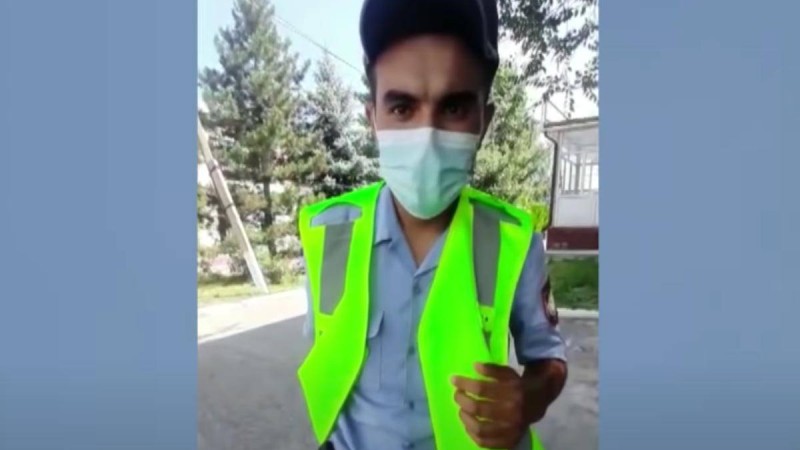 Полиция басшысы қол астындағы қызметкерін балағаттап, погонын жыртып тастаған (видео)