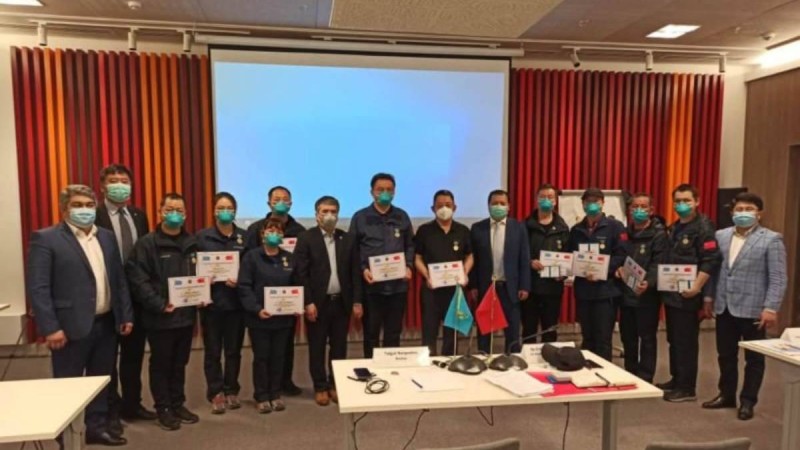 Денсаулық сақтау министрі Қазақстанға келген қытайлық дәрігерлерді төсбелгімен марапаттады - Қазақстан жаңалықтары