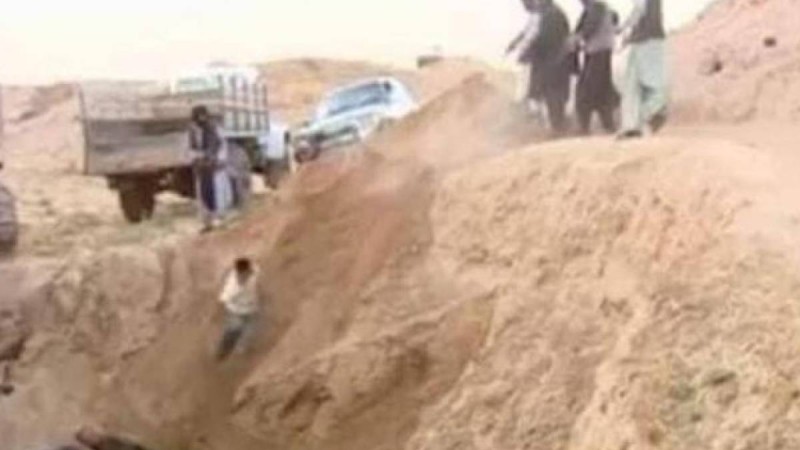 "Тәліптер жаппай өлтіріп жатыр". Оққа ұшқан ауғандар шұңқырға тасталды