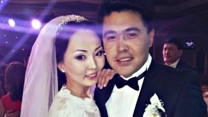 Мырзахан Маханның экс-әйелі: Жалаңаш қыздардың фотосы келетін. 3 рет ота жасатқанымда, мас болып жүрді
Келіншек екі жылдан бері тегін қайтара алмай жүргенін айтты