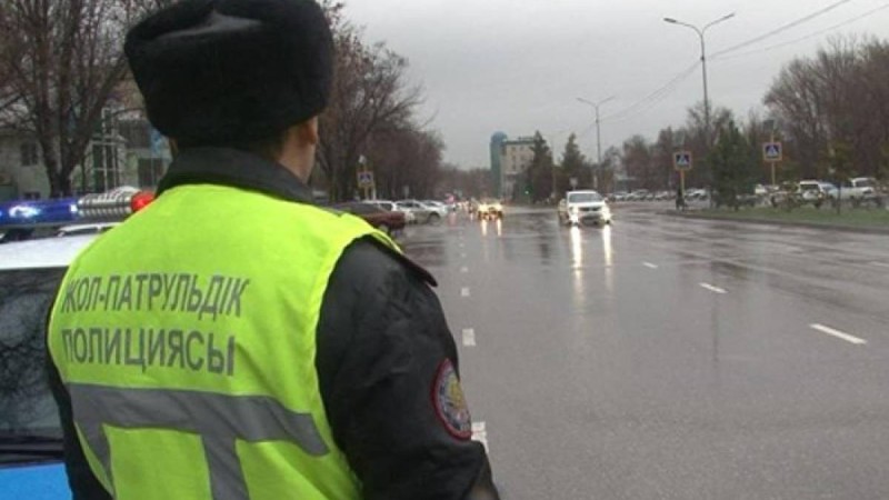 Куәлігі жоқ жүргізуші полицейді көлігінің капотында сүйреді – видео