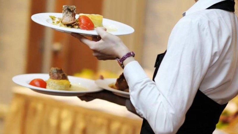 Қазақша мәзір сұраған адамды шығарып жіберген администратор қамауға алдынды