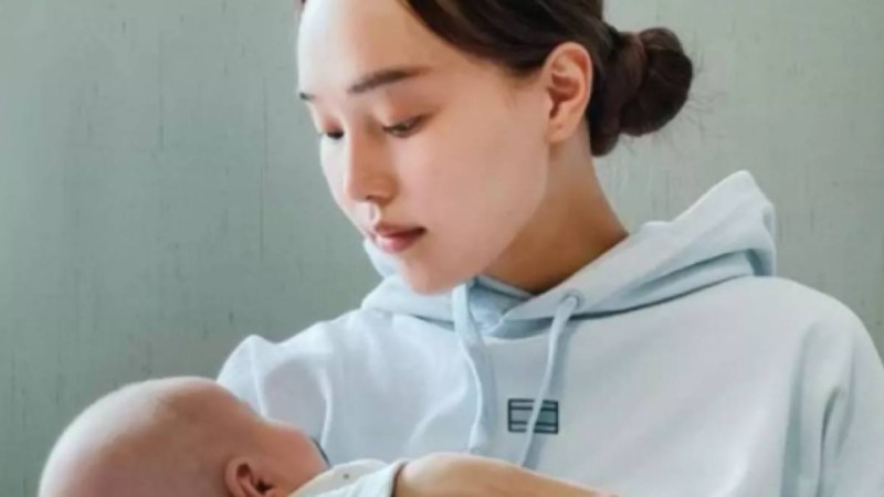 «98 мың теңге»: Айжұлдыз Адайбекова үш айлық ұлына алған қымбат аяқ киімді көрсетті