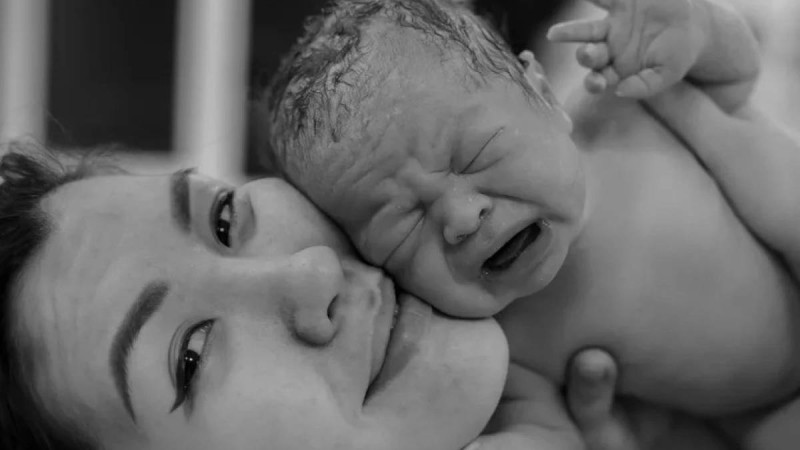 "Бала туу – ауыр емес": Әйелдің босанған сәтін суретке түсіретін қазақстандық фотограф жұмысының "ұят емес" екенін айтты - Қазақстан жаңалықтары