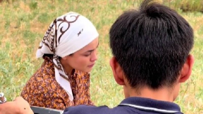 “Тағдырға бәріміз тәуелдіміз. Сен де, мен де…” - Бейіттің басында жылап отырған Ақбота-Нұр оқырмандарын шошытты