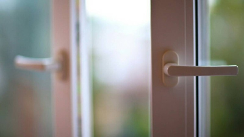 Жағдайлары ауыр: Оралда бір үйдің екі баласы бесінші қабат терезесінен құлап кетті