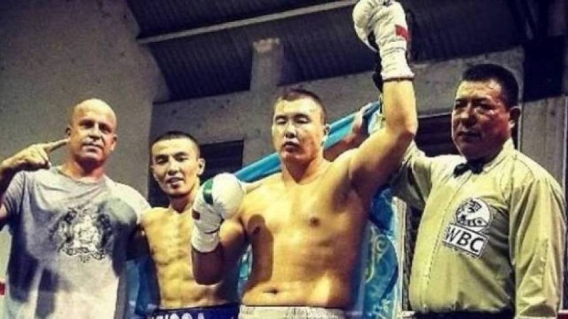 Бір айда бес жекпе-жек. Қазақ боксшы кезекті қарсыласын бірінші раундта сұлатты (ВИДЕО)