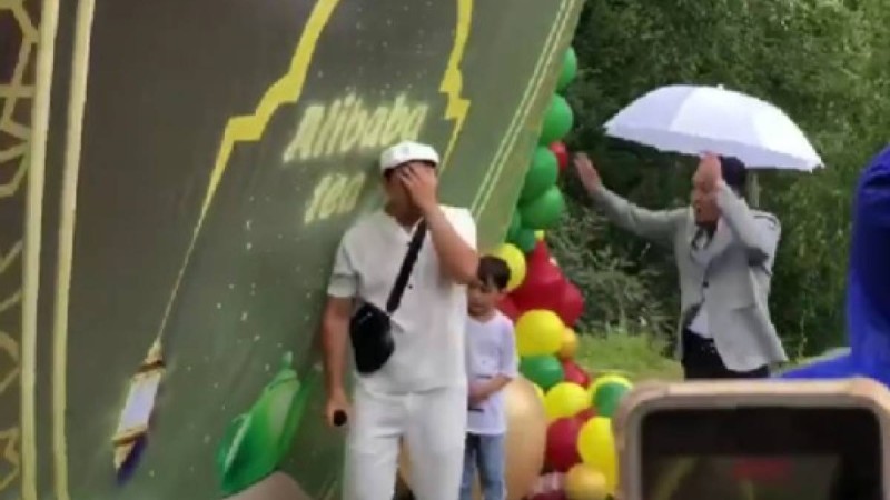 Құдай сақтады: Ғаділбек Жанай ауыр баннердің астында қала жаздады (ВИДЕО)