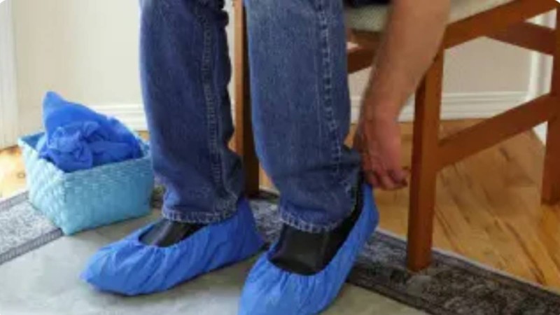 Алматыда колледж студенттері бахила сатып алу талабына шағымданды