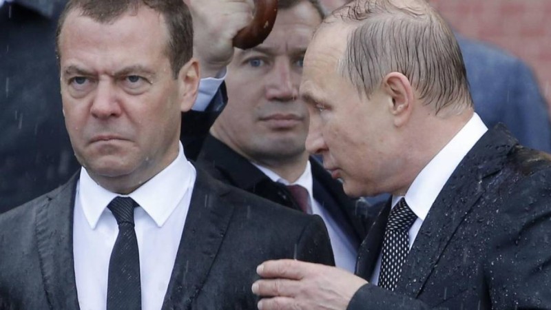 "Медведев пен Путин - шизофрениктер" - Гудков