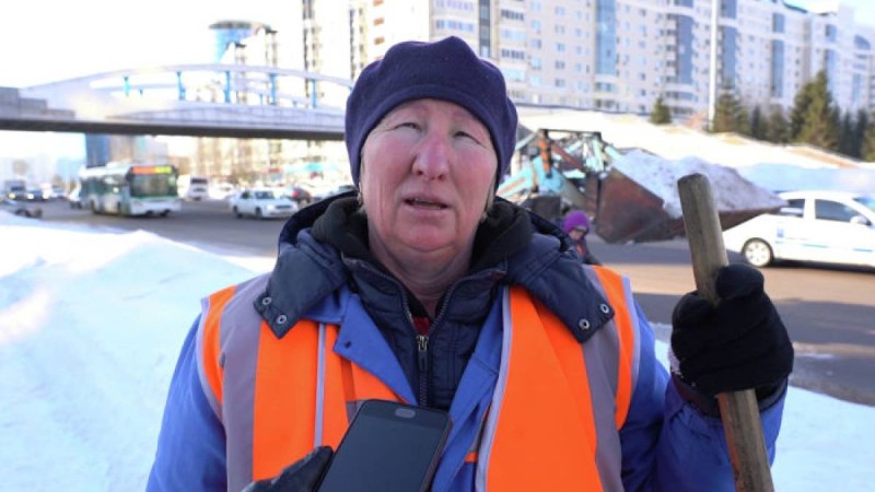 "Бізді жамандай бермеңдер": Татьяна қар тазалаушылардың жанайқайын жеткізді