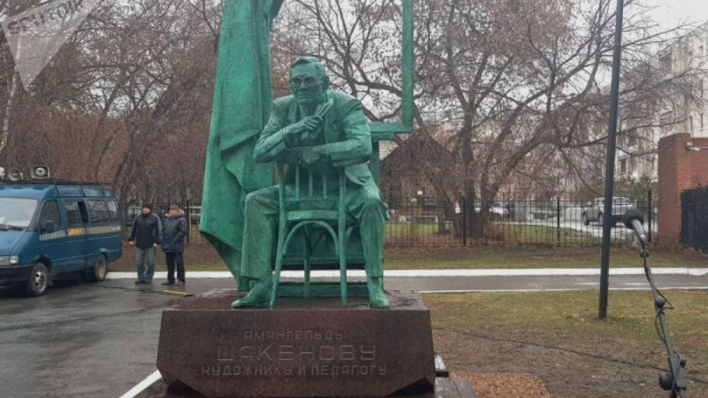 Омбыда қазақ суретшісіне ескерткіш орнатылды