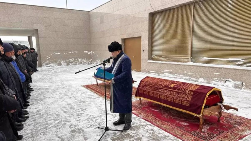 Ақтаудағы ұшақ апатынан қаза тапқан Гаухар Шәймерденова мен ұлын соңғы сапарға шығарып салды