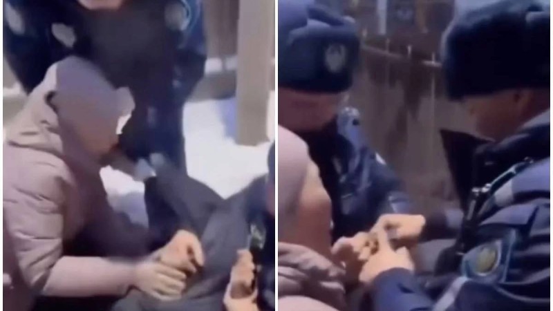 «Анасы жылап жүр»: Ақтөбеде полицейлер бозбаланы анасының көзінше күштеп әскерге алып кетпек болған видео тарады (ВИДЕО)