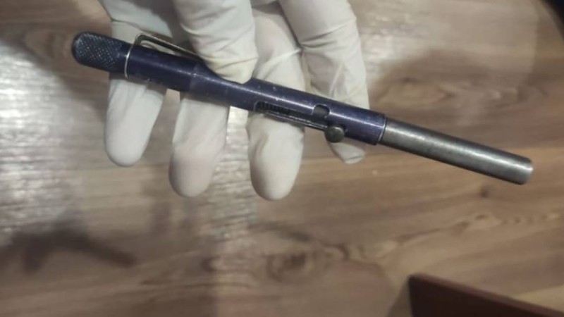 Өскемендік полицейлер қаламға ұқсас қару тәркіледі