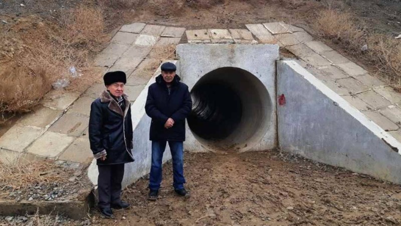 Атырау облысының тұрғындары теміржолды су құбыры арқылы кесіп өтіп жүр - Қазақстан жаңалықтары