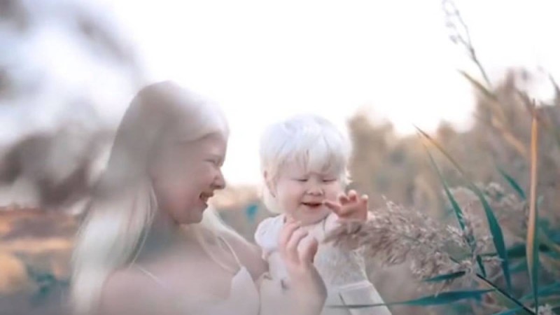 Апалы-сіңлілі қазақ қызы күтпеген жерден желіде танымал болды – видео